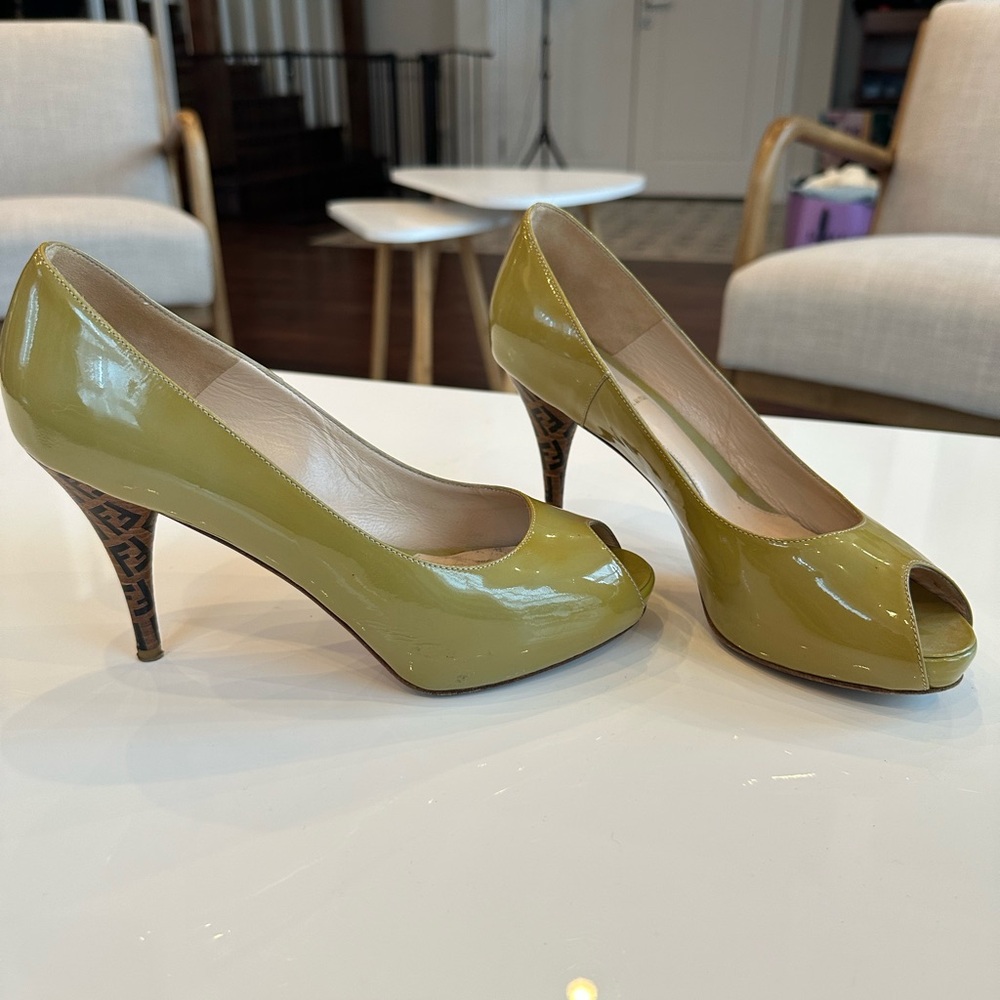 Authentic Fendi Logo Peep Toe Pumps Size 38 Patent Leather Olive Green - Picture 3 of 11